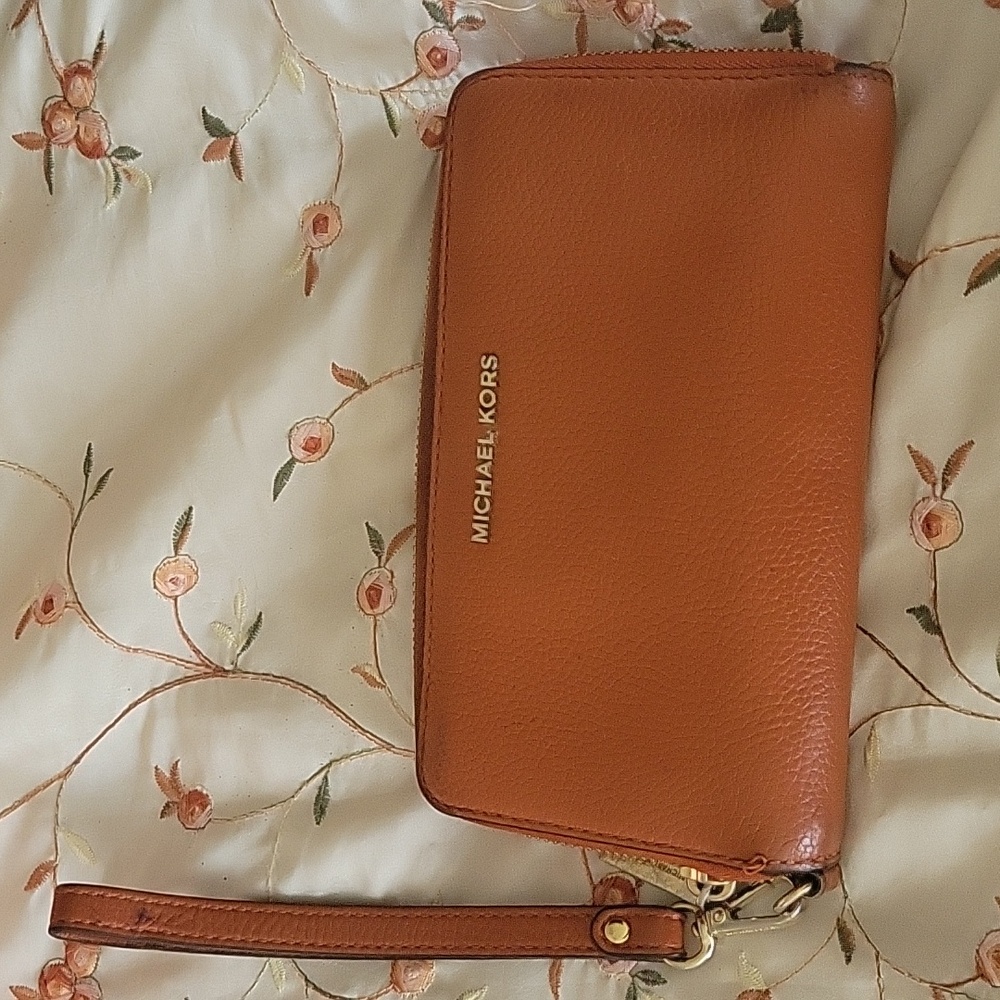 MICHAEL KORS LEATHER WRISTLET